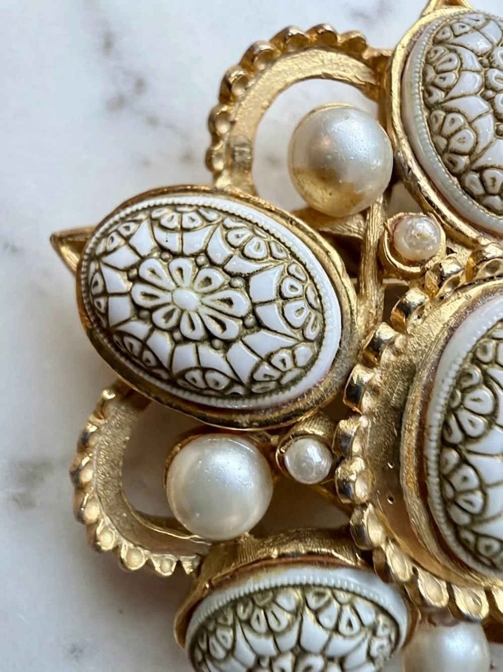 Vintage Hattie Carnegie White Lace Glass Cameo Pearl Gold Tone Brooch Pin